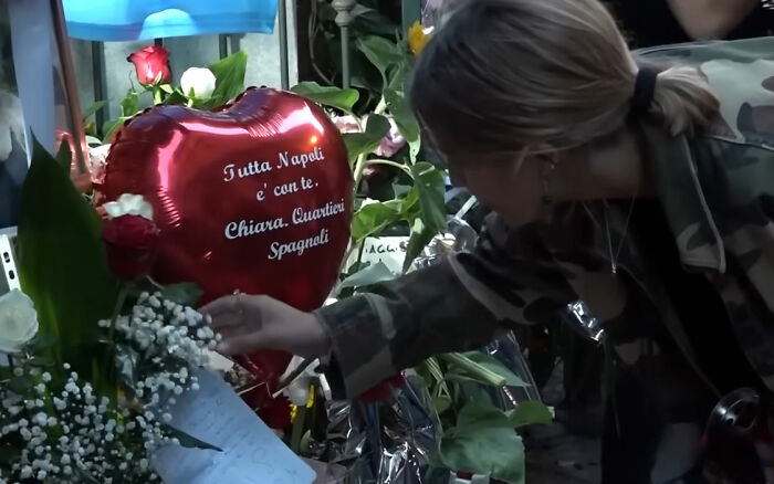 O passado conturbado do menino surge quando os pais são acusados ​​​​de incidente fatal com estátua de turista