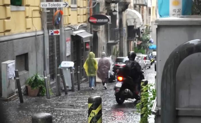 O passado conturbado do menino surge quando os pais são acusados ​​​​de incidente fatal com estátua de turista