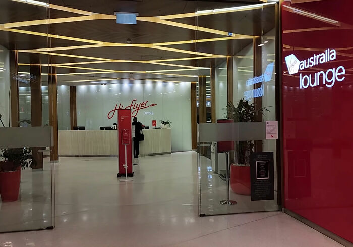 Estrela de reality show é solicitada a encobrir parte inesperada do corpo enquanto estiver no lounge de uma companhia aérea