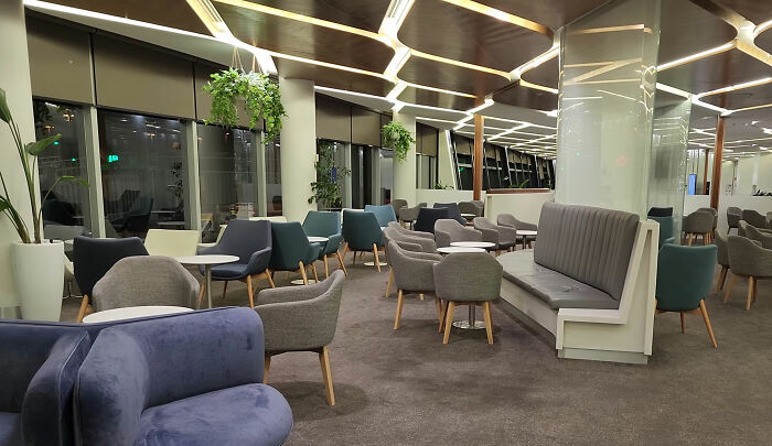 Estrela de reality show é solicitada a encobrir parte inesperada do corpo enquanto estiver no lounge de uma companhia aérea