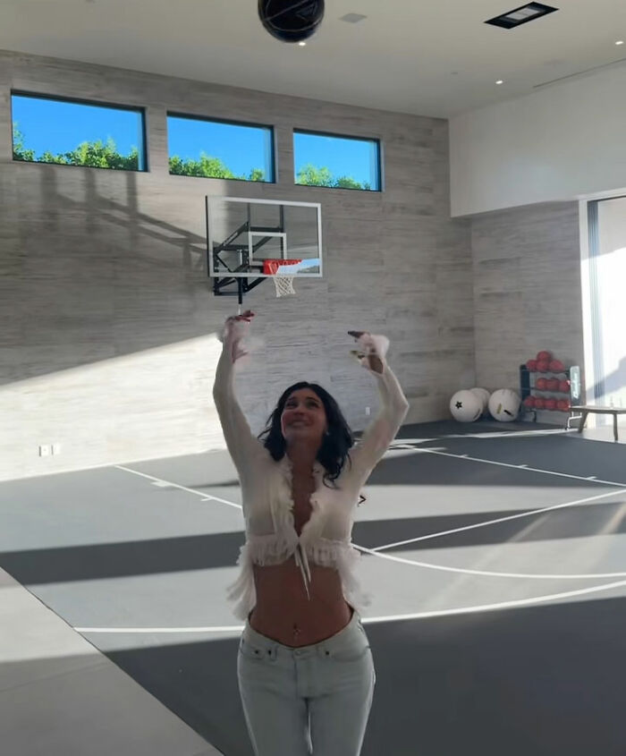 Kylie Jenner jogando basquete em sua quadra coberta de estilo distópico durante a turnê da casa Coachella, provocando reações adversas.