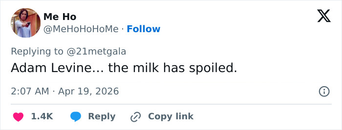 "O leite estragou": O novo visual do tapete vermelho de Adam Levine deixa os fãs atordoados