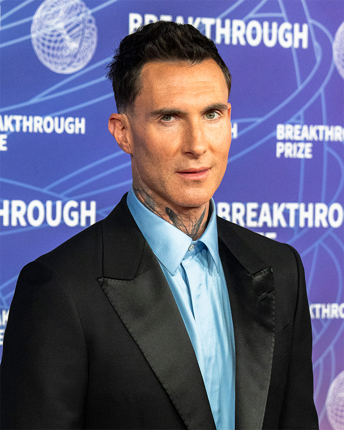 "O leite estragou": O novo visual do tapete vermelho de Adam Levine deixa os fãs atordoados