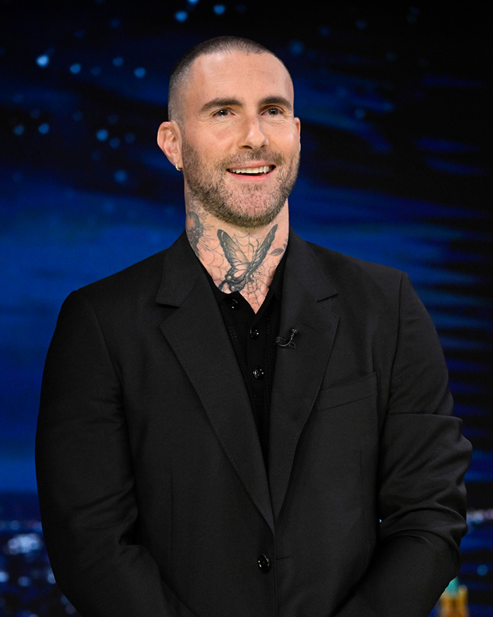 "O leite estragou": O novo visual do tapete vermelho de Adam Levine deixa os fãs atordoados