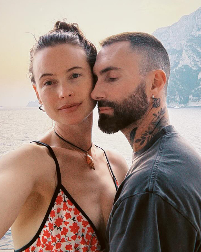 "O leite estragou": O novo visual do tapete vermelho de Adam Levine deixa os fãs atordoados