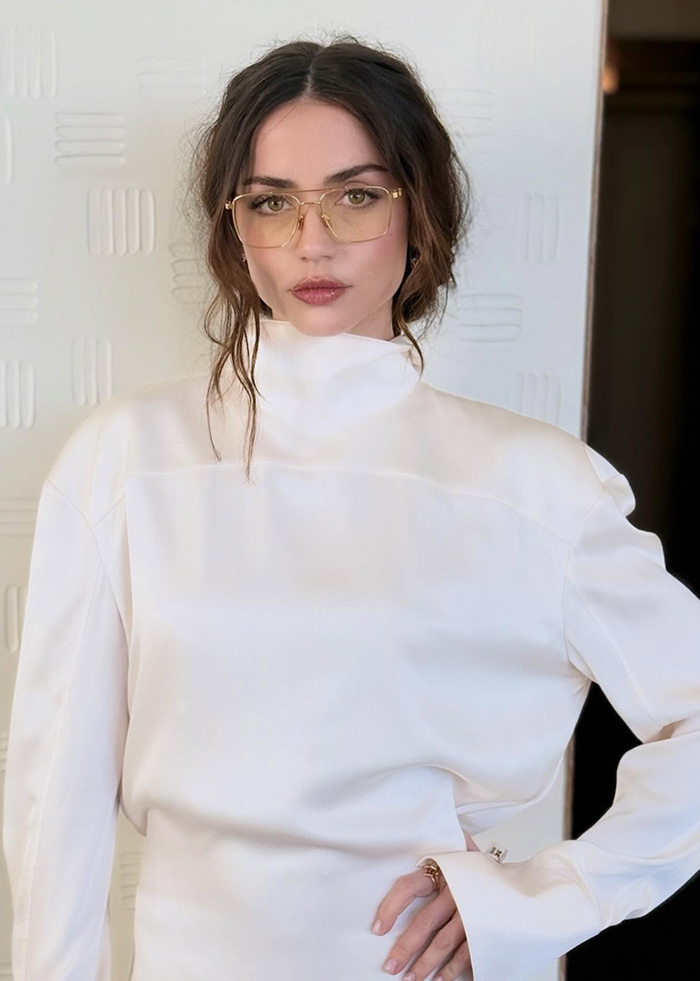 "Qual é o sentido das roupas?": Ana De Armas provoca debate acalorado com o decote que revela demais
