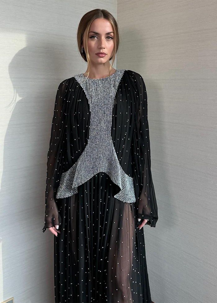 "Qual é o sentido das roupas?": Ana De Armas provoca debate acalorado com o decote que revela demais