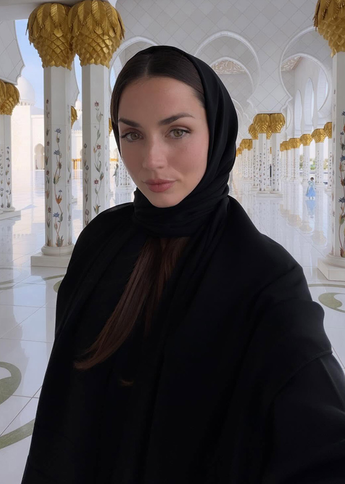 "Qual é o sentido das roupas?": Ana De Armas provoca debate acalorado com o decote que revela demais