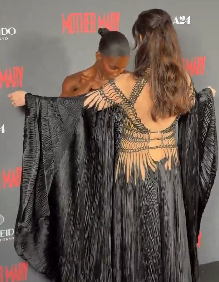 Anne Hathaway intervém para ajudar Michaela Coel a evitar o mau funcionamento do guarda-roupa no tapete vermelho