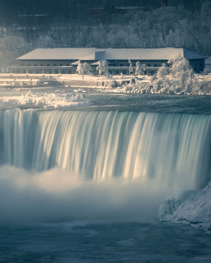 35 Stunning Photos From The 2026 Niagara Frozen Falls Contest Show Winter At Its Most Magical