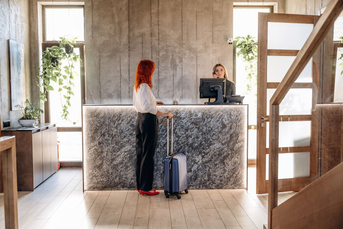 “Don’t Tell My Wife”: 55 Hotel Workers Share Guest Stories That Left Them Absolutely Speechless