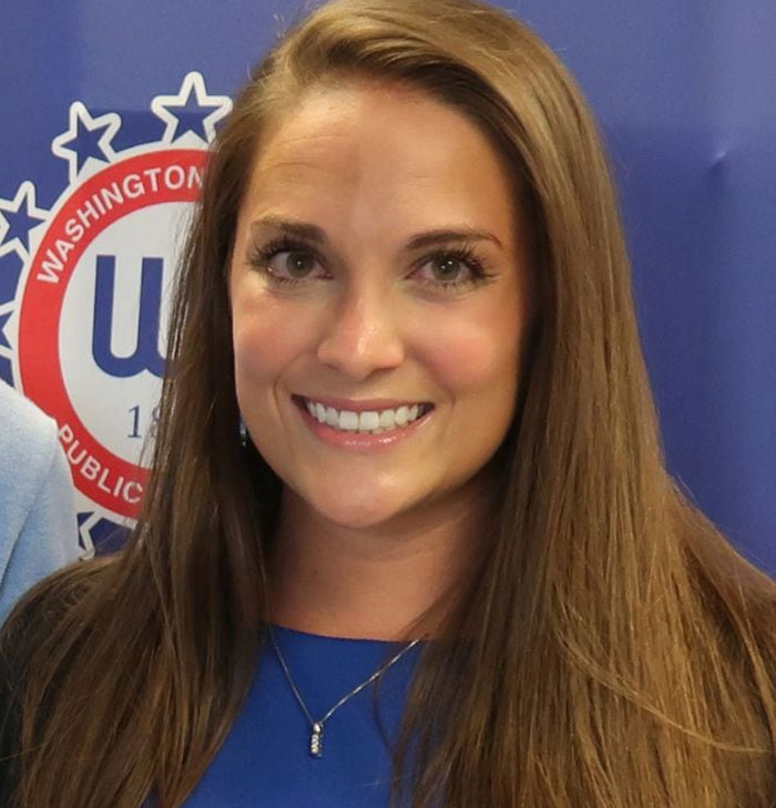 Ex-professora soluça no tribunal depois que ex-aluna chamou a polícia, enquanto textos perturbadores são revelados