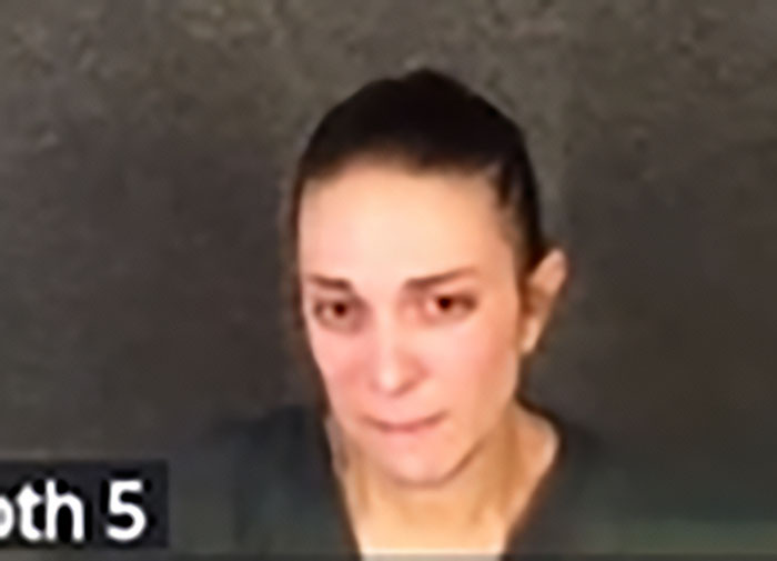 Ex-professora soluça no tribunal depois que ex-aluna chamou a polícia, enquanto textos perturbadores são revelados