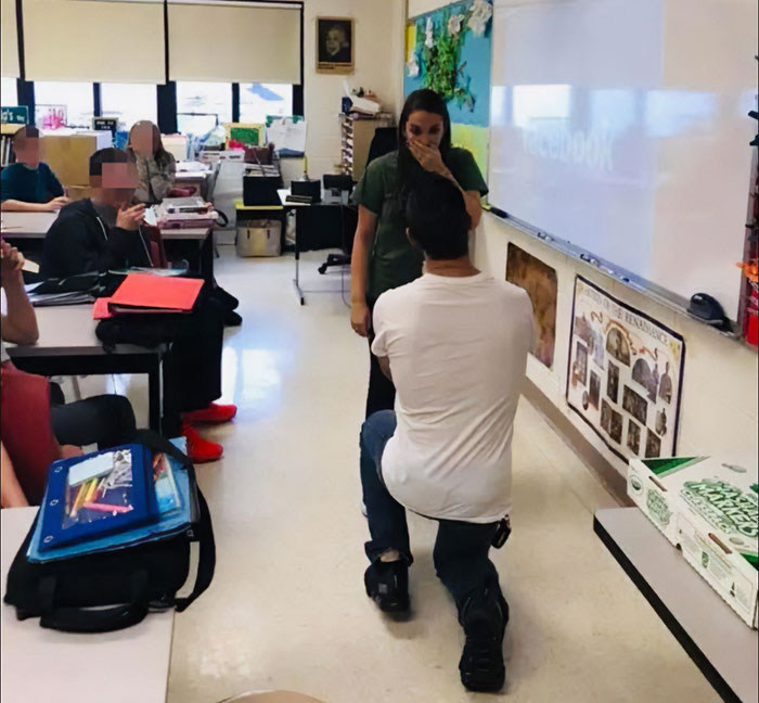 Ex-professora soluça no tribunal depois que ex-aluna chamou a polícia, enquanto textos perturbadores são revelados