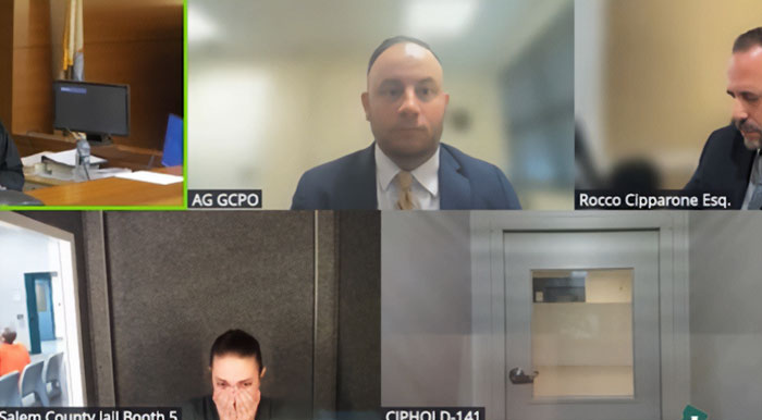 Ex-professora soluça no tribunal depois que ex-aluna chamou a polícia, enquanto textos perturbadores são revelados