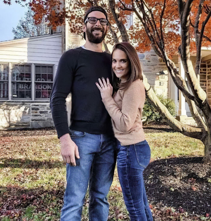 Ex-professora soluça no tribunal depois que ex-aluna chamou a polícia, enquanto textos perturbadores são revelados