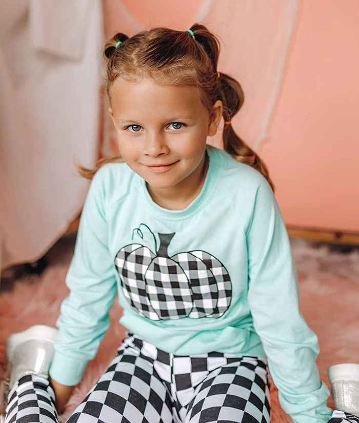 Novas imagens arrepiantes de Athena Strand momentos antes de sua morte, reveladas enquanto o motorista da FedEx faz um apelo chocante