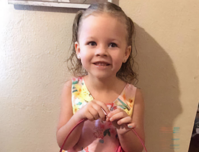 Young girl holding pink basket, related to Athena Strand&rsquo;s mom confronting FedEx driver and court attendance reasons