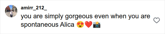 Comentário no Instagram elogiando Alica Schmidt, a atleta mais sexy do mundo, chamando-a de linda e espontânea com emojis de coração e câmera. Comentário no Instagram elogiando Alica Schmidt, a atleta mais sexy do mundo, chamando-a de linda e espontânea com emojis de coração e câmera.