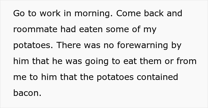 O texto em uma tela mostra um colega de quarto comendo batatas cozidas com gordura de bacon, sem saber. Um colega de quarto muçulmano come.
