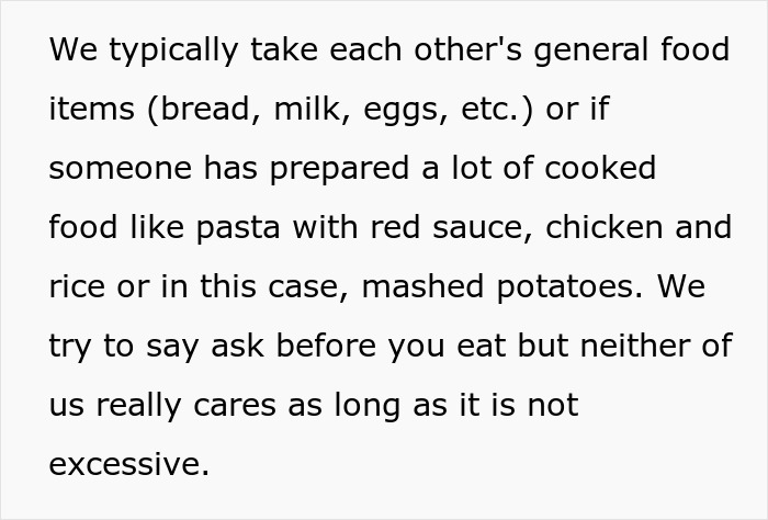 Texto descrevendo colegas de quarto compartilhando comida, levando inadvertidamente um colega de quarto muçulmano a comer gordura de bacon.