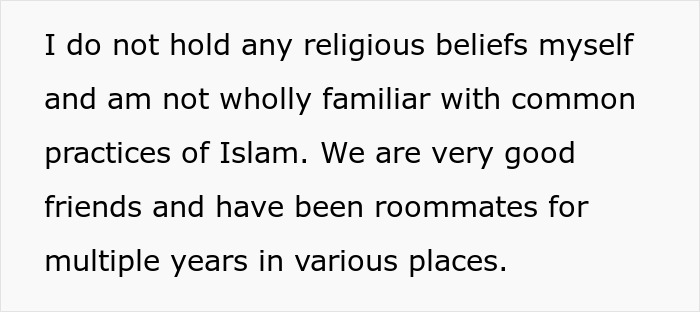 Texto que descreve uma pessoa que não conhece as práticas comuns do Islã, amiga de um colega de quarto muçulmano. Relaciona-se a preparar alimentos com gordura de bacon.