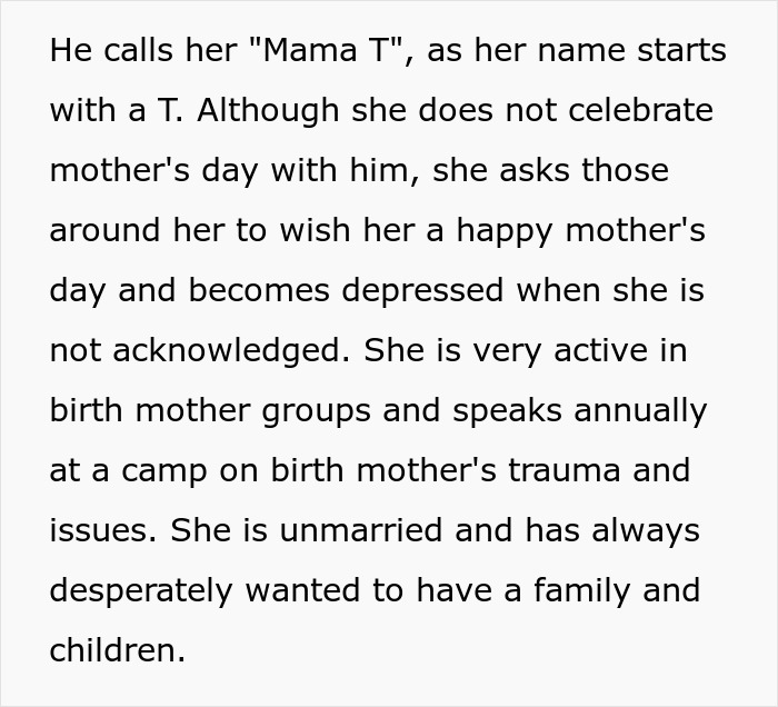 Texto sobre uma mulher ativa em grupos de mães biológicas, lidando com traumas de mães biológicas e desejos familiares.
