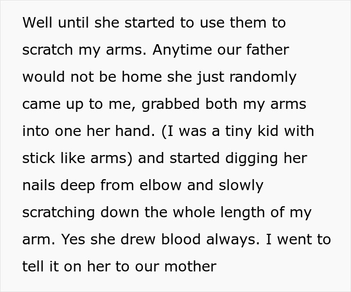 Trecho de texto descrevendo uma criança sendo arranhada fisicamente por um irmão enquanto a mãe não acredita ou defende seu filho.