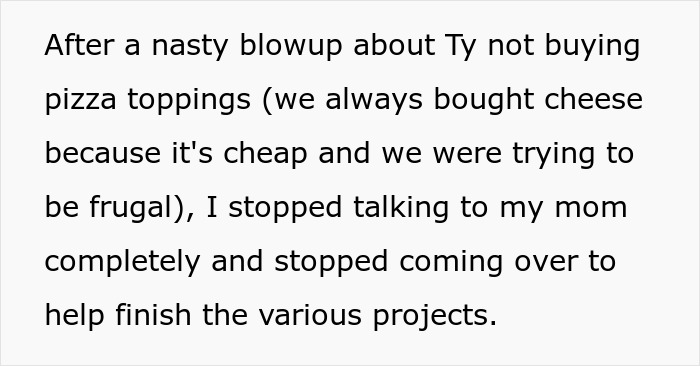 Text excerpt of a woman sharing a crazy story about her mom involving a family disagreement over pizza toppings.