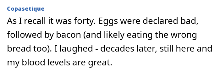 Um usuário comentou sobre comer ovos e bacon, mencionando bons níveis sanguíneos, possivelmente relacionados ao tratamento de Alzheimer.