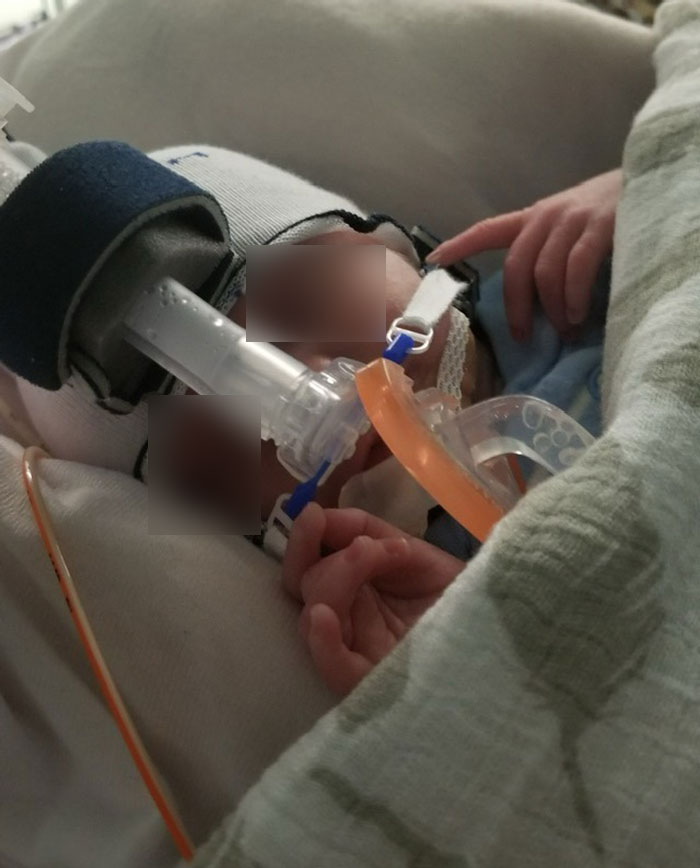 Mãe acusada em Munchausen por procuração depois que policiais aprenderam tratamentos horríveis que ela estava forçando ao filho de 3 anos