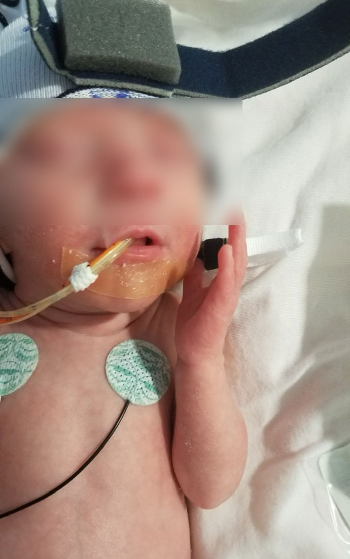 Mãe acusada em Munchausen por procuração depois que policiais aprenderam tratamentos horríveis que ela estava forçando ao filho de 3 anos