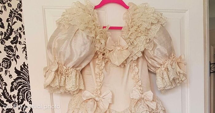 Mother Pours Wine Over Daughter’s Wedding Dress While Smiling, Says It’s Fate