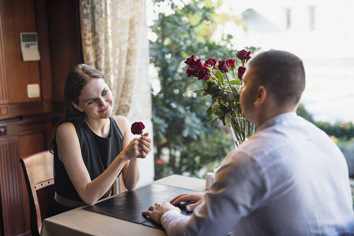 71 Bartenders Share Customer Gossip They’ve Heard On The Job, And The Tea Is Piping Hot