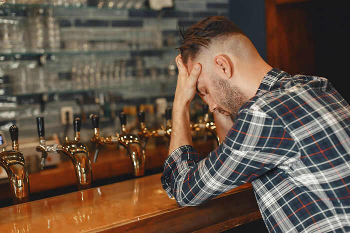 71 Bartenders Share Customer Gossip They’ve Heard On The Job, And The Tea Is Piping Hot