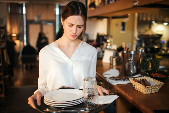 71 Bartenders Share Customer Gossip They’ve Heard On The Job, And The Tea Is Piping Hot