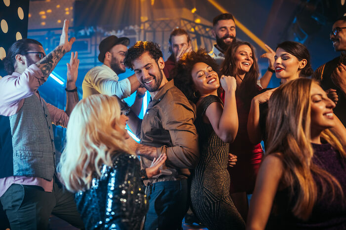 71 Bartenders Share Customer Gossip They’ve Heard On The Job, And The Tea Is Piping Hot