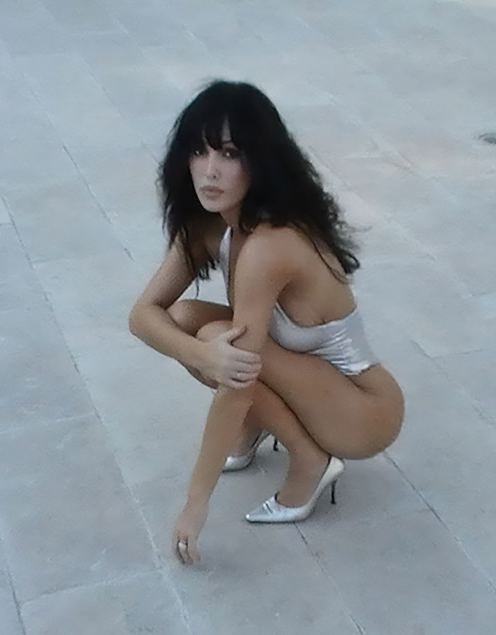 Bianca Censori veste um macacão colante em meio ao controverso retorno de Kanye West