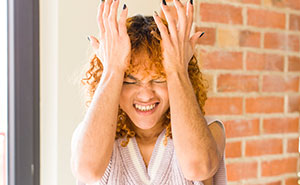 Man Offers Tiny Apartment To Homeless Friends With Toddler, GF Says No And Drama Proves Her Right