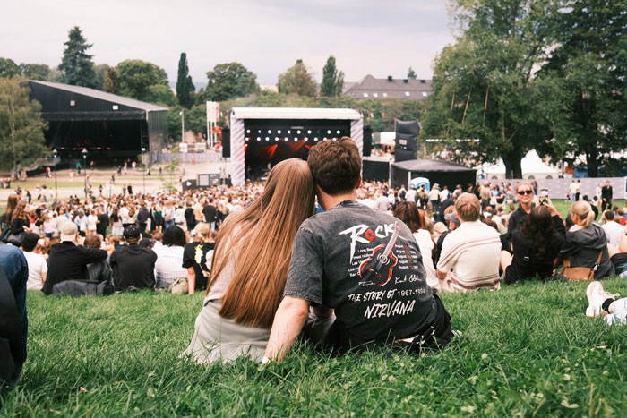 Woman Buys Concert Tickets For BF’s Birthday Because He “Loves Bands”, His Reaction Makes Her Cry