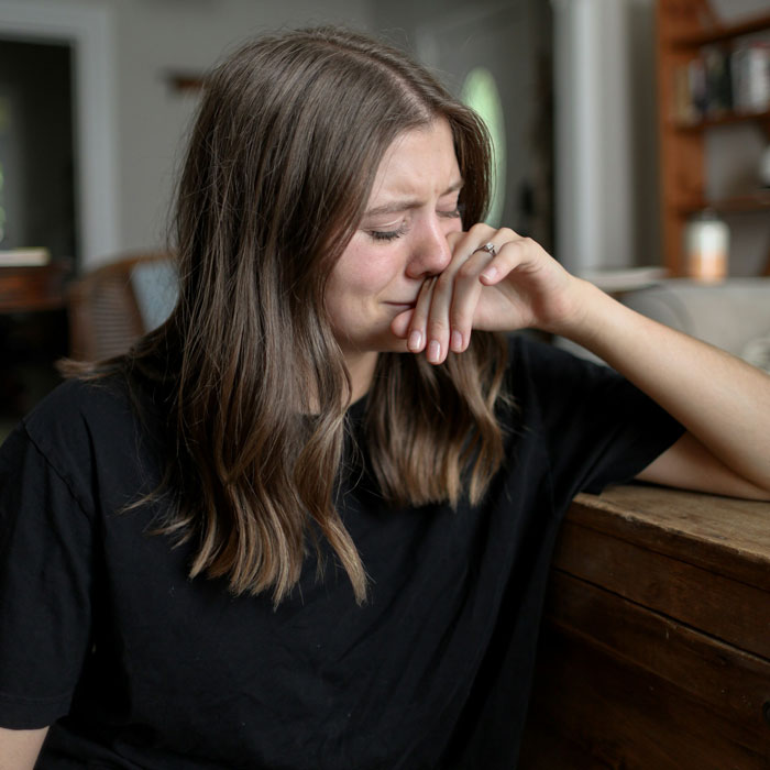 Woman Buys Concert Tickets For BF’s Birthday Because He “Loves Bands”, His Reaction Makes Her Cry