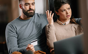 Guy Keeps Complaining About His Finances, Girlfriend Is Very Confused Why He Doesn’t Have Any Money