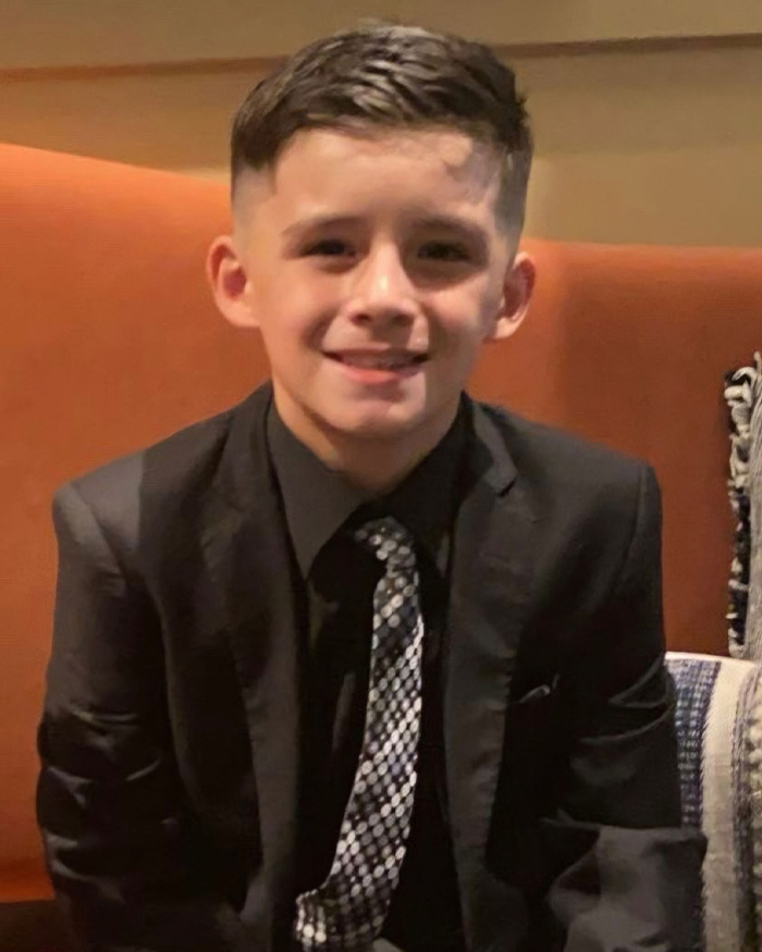 Passado preocupante do pai que acabou com a vida do filho nas superfícies do banheiro do aeroporto enquanto o vovô revela por que ele previu que isso aconteceria