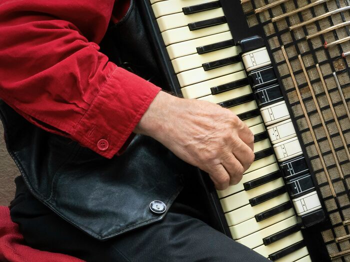 "No Curtains Or Anything": 57 Wildest Things People Saw Their Neighbors Do