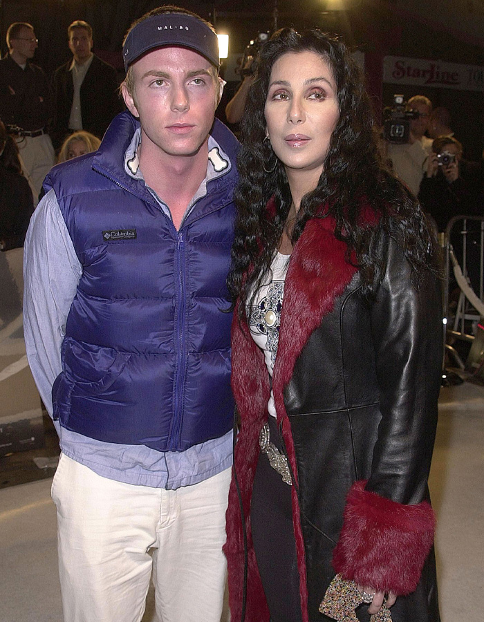 Cher participando de um evento com o filho, destacando a descoberta de uma neta secreta de seu romance anterior.
