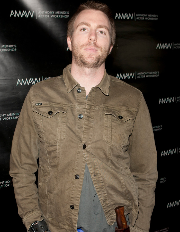 Homem de jaqueta casual no evento Actor Workshop de Anthony Meindi, relacionado a Cher, deixou sem palavras notícias secretas da neta.