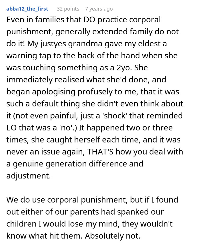 Uma postagem em texto branco do Reddit discutindo castigos corporais, especialmente espancar uma filha, e diferenças geracionais na criação dos filhos.