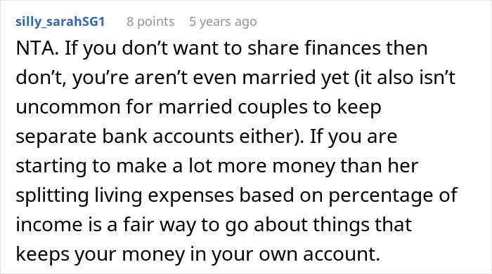 A Reddit comment about a man who refused to split finances, offering advice on separate accounts and income-based splitting.