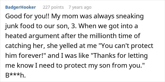 Comentário de um usuário, "Bom para você!! Minha mãe estava sempre roubando junk food para nosso filho de 3 anos... gritando: 'Você não pode protegê-lo para sempre!' Não é permitido bater."