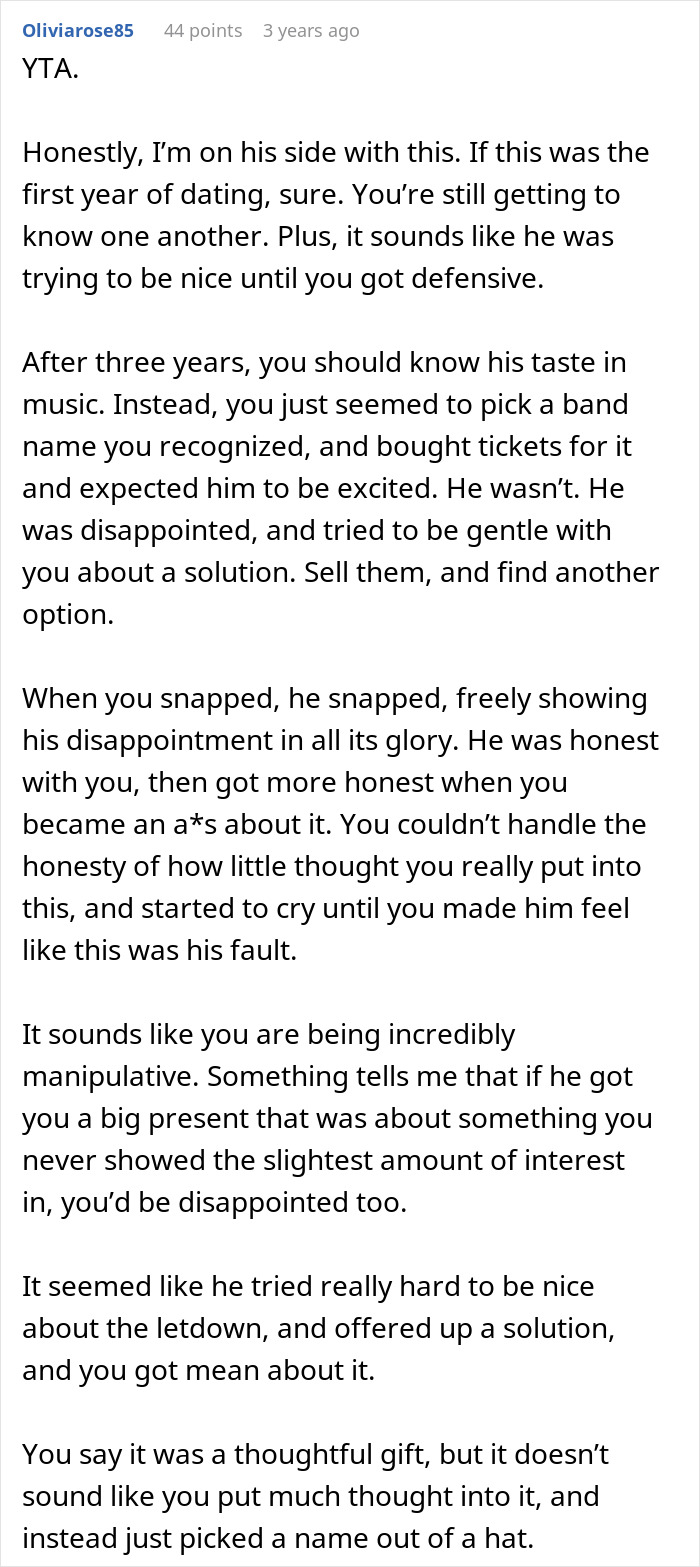 Text post discussing a woman buying concert tickets for her boyfriend who loves bands and his disappointed reaction.